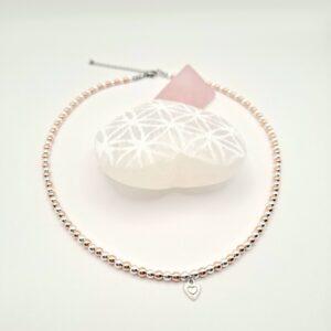 Collier ras de cou en hématite rose et argentée avec pendentif cœur