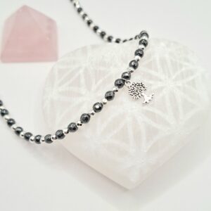 Collier ras de cou en hématite facettée noire et argentée avec pendentif en Arbre de Vie