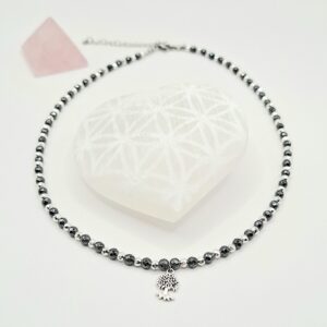 Collier ras de cou en hématite facettée noire et argentée avec pendentif en Arbre de Vie