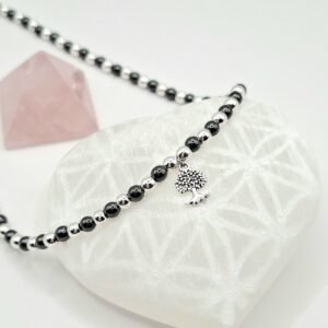 Collier ras de cou en hématite noire et argentée avec pendentif en Arbre de Vie