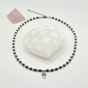 Collier ras de cou en hématite noire et argentée avec pendentif en Arbre de Vie